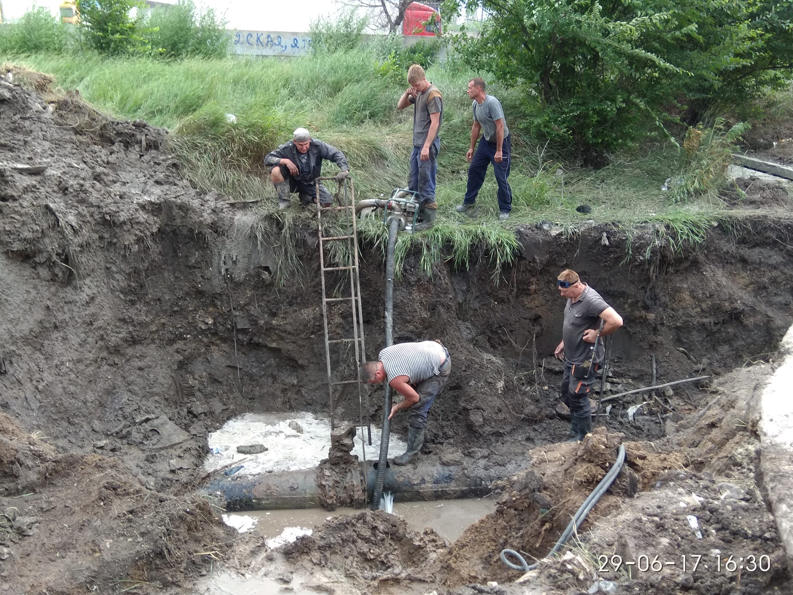 Череда аварий на водоводе не позволяет нормализовать водоснабжение Ровеньков и населенных пунктов Свердловского района