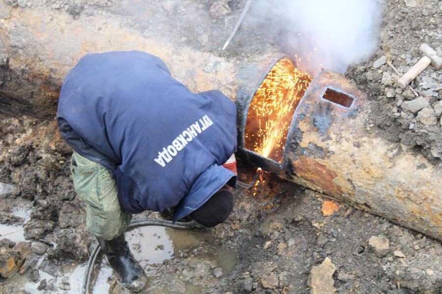 Из-за ремонта водовода временно  прекращено водоснабжение поселков Лутугинского района