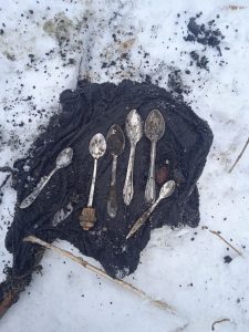 Подробнее о статье Специалисты при устранении засора достали из канализационной трубы столовые приборы!
